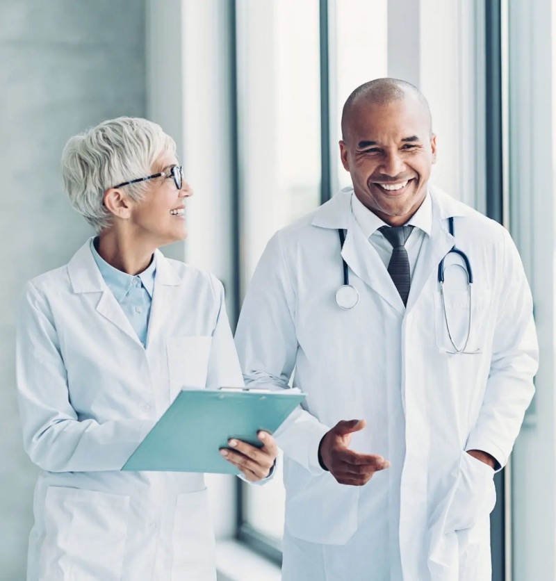 Dos médicos sonriendo