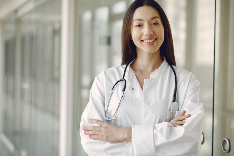 Profesional sanitaria con bata y fonendoscopio
