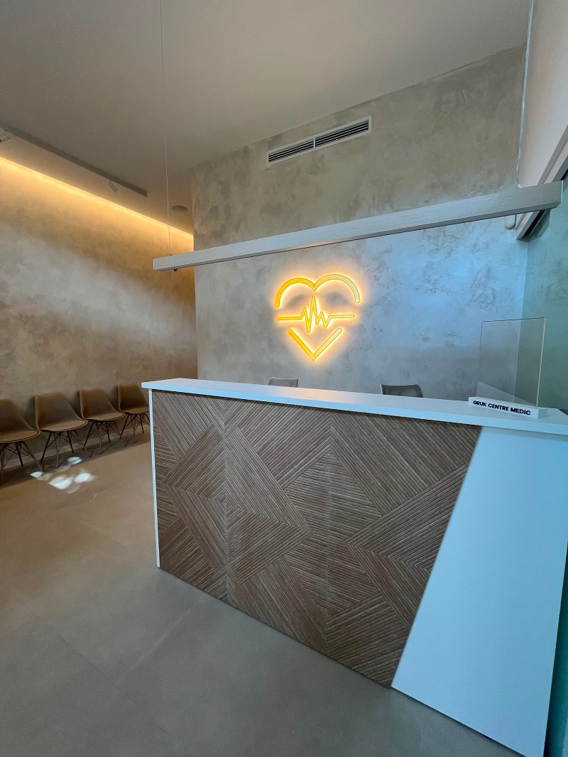 Recepción de Gruk Salud, con el corazón del logo iluminado